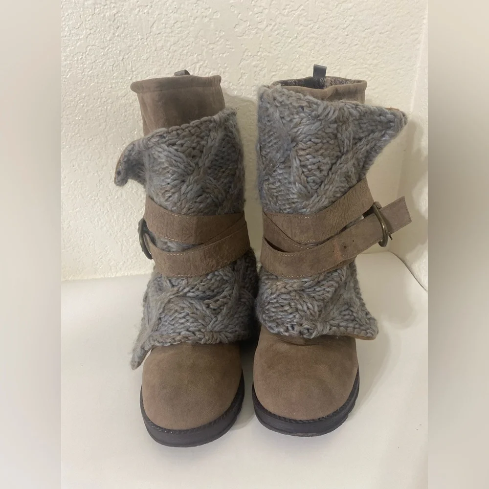 Muk Luks women’s Nikki Brown Boots with a faux suede upper size 6